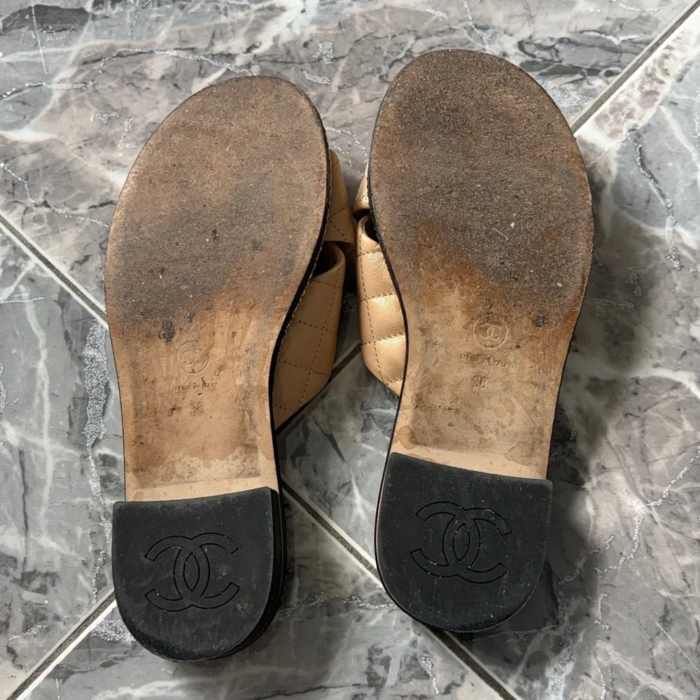 CHANEL Cross Over Quilted CC 2024 Sandals Beige and Black - Picture 5 of 5